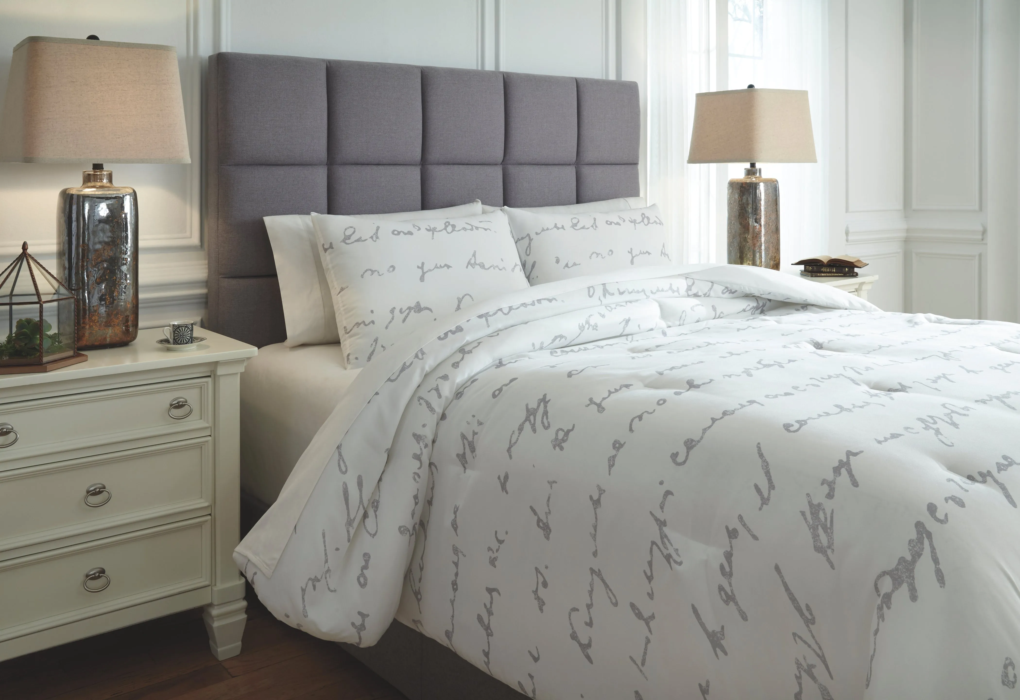 Adrianna Signature Design by Ashley Comforter Set King