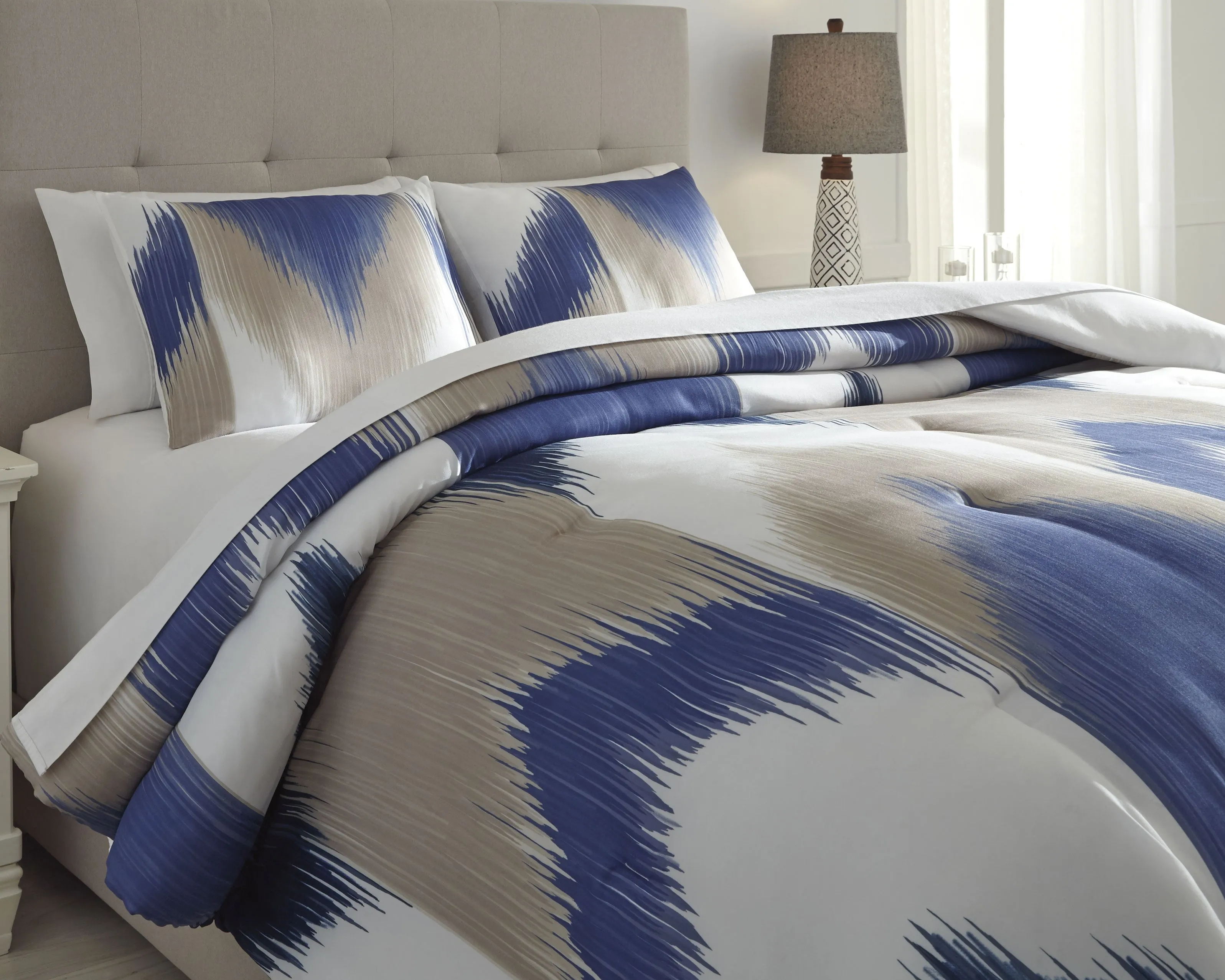 Mayda Signature Design by Ashley Comforter Set King